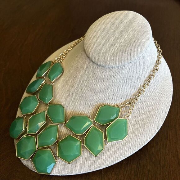 Women's Statement Bib Chocker Necklace Gold-Tone Green Faceted Dome Stones 16 in - Picture 5 of 6